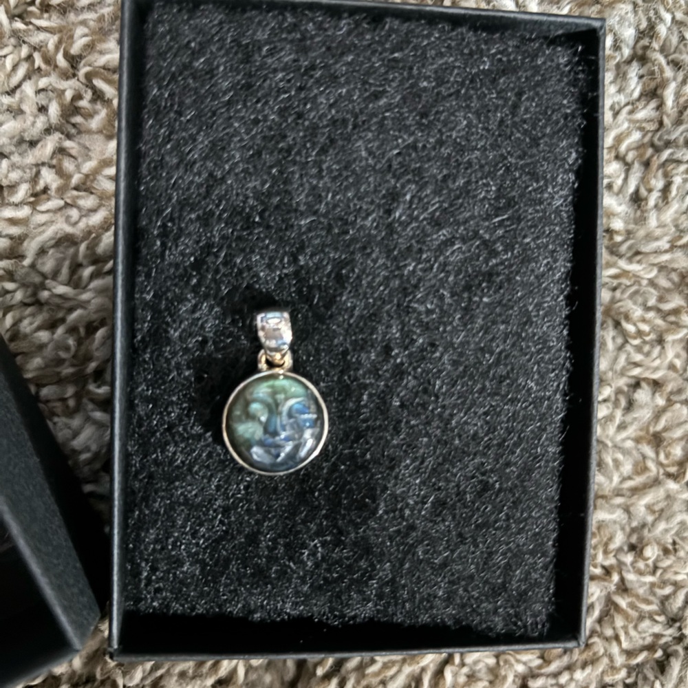 Elegant labradorite, sterling silver Blue and Green Pendant